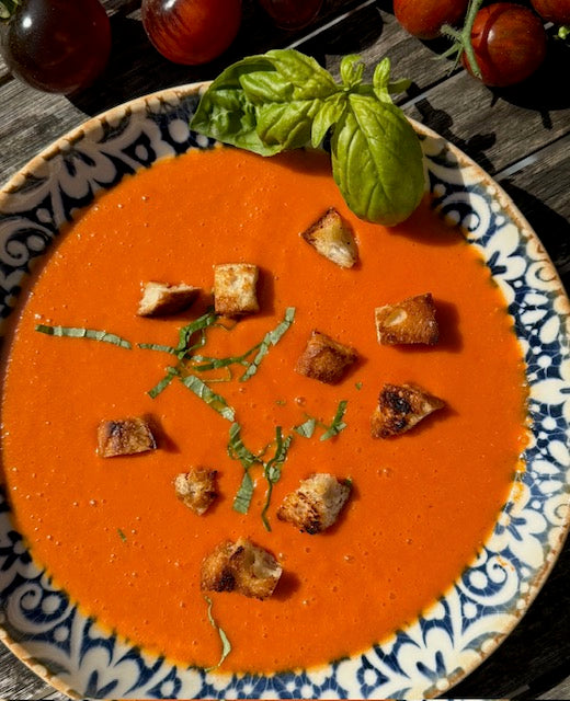 Cremige Tomatensuppe mit frischen Kräutern
