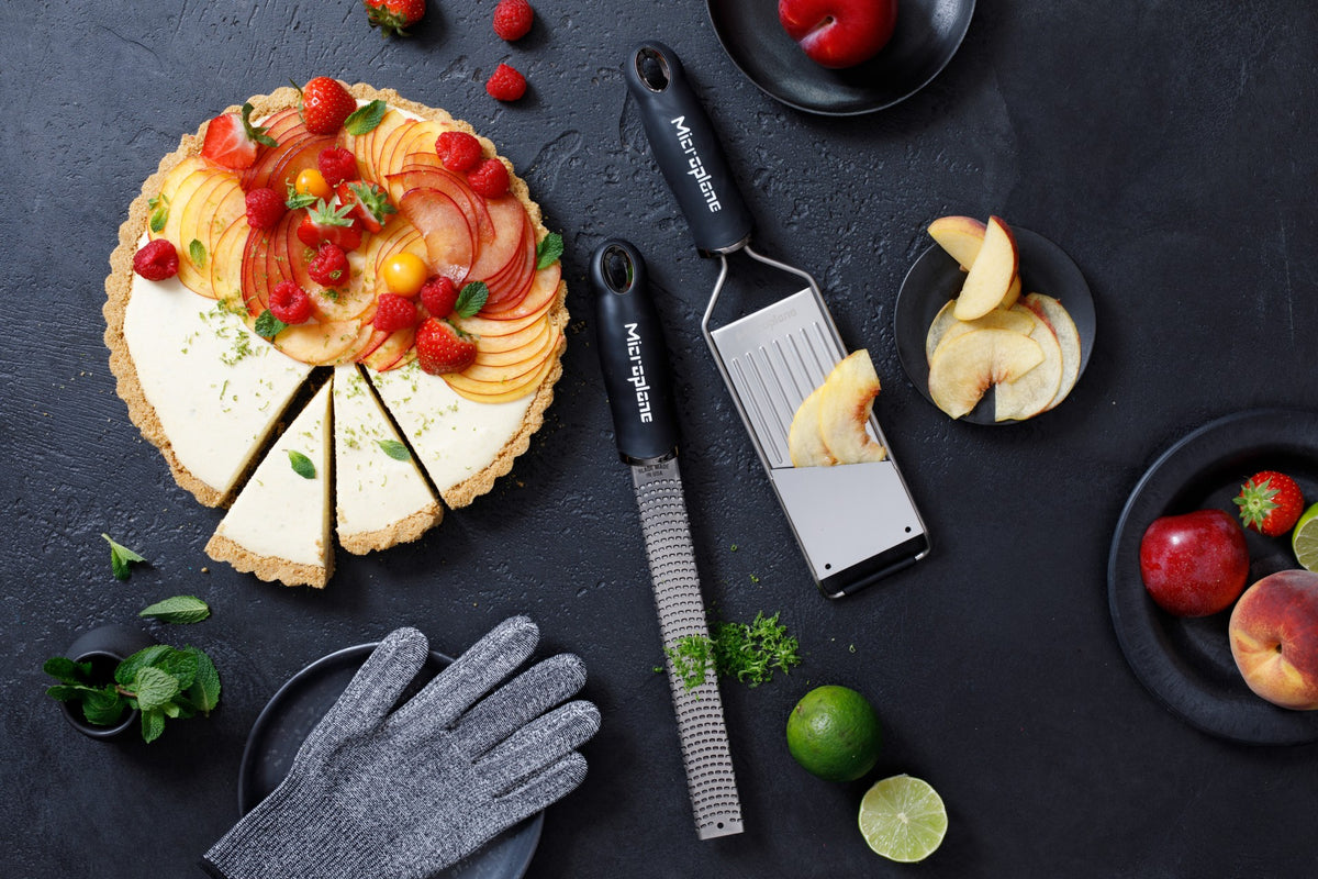 Microplane Gourmetreiben-Set mit Schutzhandschuh - 2 Reiben plus Handschuh Geschenkset